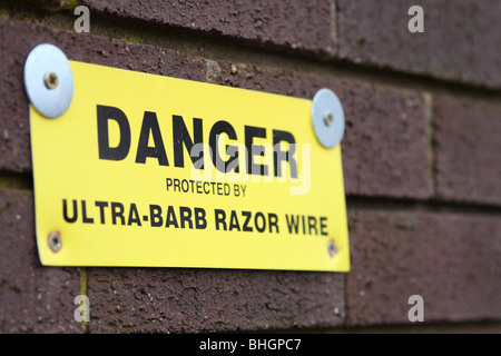 Ein Warnschild Warnung an einem Gebäude in Großbritannien. Stockfoto