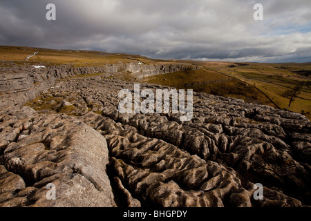 Kalkstein Pflaster über Malham, Malham Cove, North Yorkshire, Yorkshire Dales National Park. Stockfoto