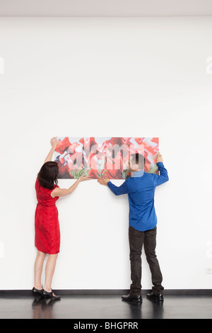 paar ein Bild aufhängen Stockfoto