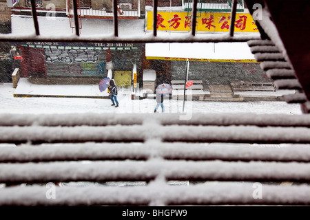 Chinatown während eines Schneesturms über eine Feuerleiter, New York City Stockfoto