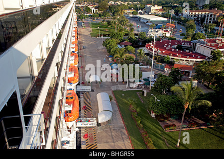 Kreuzfahrtschiff im Hafen von Puerto Vallarta, Mexiko. Blick entlang Balkone Ladetor und Regierung Ausländerbehörden. Stockfoto