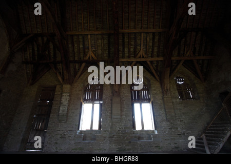 Eines der großen Innenräume in Stokesay Castle, dieses Bild zeigt die Südansicht in der großen Halle und Dach Struktur. Stockfoto