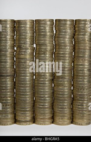 Fünf Stapel von britischen 1-Pfund-Münzen - dies ist ein Foto mit alten £1-Münzen, die im Oktober 2017 aus dem Umlauf genommen wurden. Stockfoto