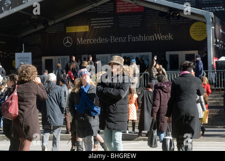 Fashionistas außerhalb der Zelte eingerichtet zur Fashion Week im Bryant Park in New York Stockfoto