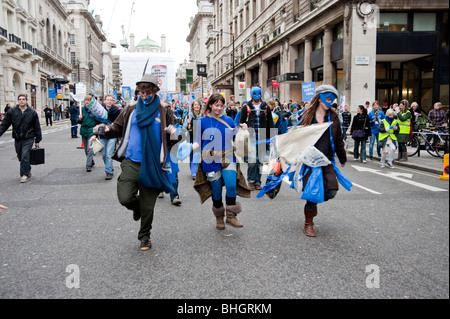 Demonstranten gekleidet in blau in die "Welle" tanzen die größte jemals Demonstration am Klimawandel, London, UK, 12.05.09 Stockfoto