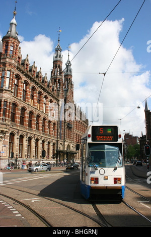 Amsterdamer Straßenbahn vor Magna Plaza, Amsterdam, Niederlande Stockfoto