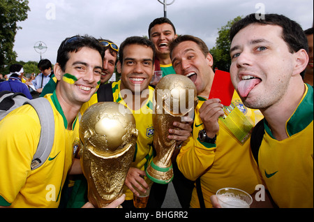 Brasilianischen Fans mit Trophäe außerhalb eines Stadions während der Weltmeisterschaft 2006 Stockfoto