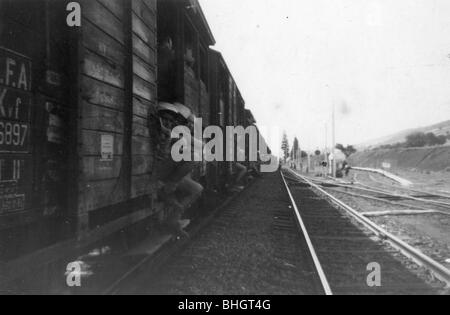 Mitglieder der französischen Fremdenlegion fahren ein Güterwagen eines Zuges in Vietnam. schwarze und weiße horizontale Krieg Spuren Stockfoto