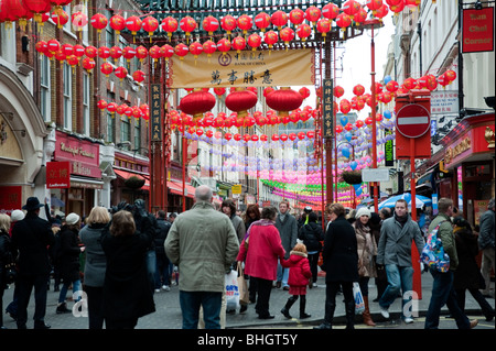 London, Chinatown, bunte Laternen schmücken einer Straße bereit für das chinesische Neujahrsfest 13.02.2010 Stockfoto