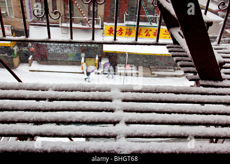 Chinatown während eines Schneesturms über eine Feuerleiter, New York City Stockfoto