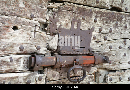 Alte Eisen-Sperre für Kirchentüren in Frankreich Stockfoto