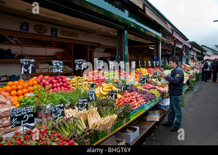 Obst und Gemüse zum Verkauf auf dem freien Markt Naschmarkt in Wien Stockfoto