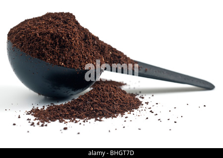 Gehäufte Messlöffel Maßnahme des kenianischen gemahlenen Kaffees Stockfoto