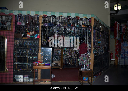 Schmuck-Stall in der Guildhall Markt Bad Somerset UK Stockfoto