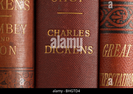 Nahaufnahme von einigen alten Charles Dickens Hardcover Bücher Stockfoto