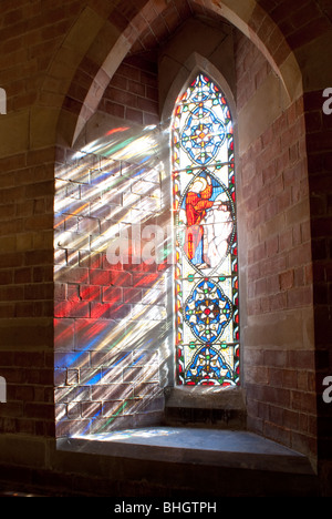 Sonne durch eine kirchliche Glasmalerei-Fenster Stockfoto