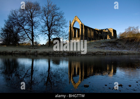 Die Ruinen von Bolton Abbey (Bolton Priorat) in Wharfedale in Yorkshire Dales National Park, England, Großbritannien Stockfoto