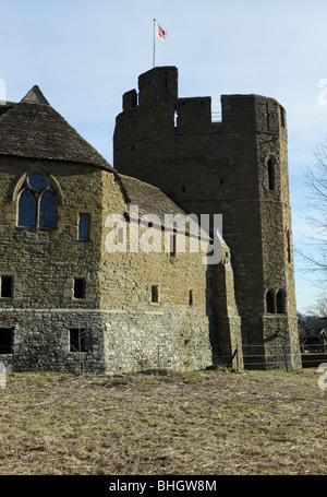 Der Turm und Wohnräume des Stokesay Castle, gefangen im Winter mehr betont rustikalen anstatt gepflegten Erscheinungsbild. Stockfoto