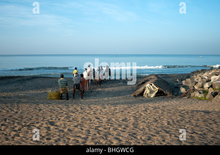 Fischer ziehen in Netzen Stockfoto