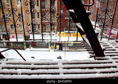 Chinatown während eines Schneesturms über eine Feuerleiter, New York City Stockfoto