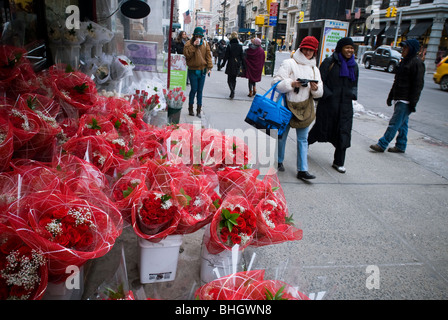 Rote Rosen Angebote zum Valentinstag sind vor einem Deli in New York gesehen. Stockfoto