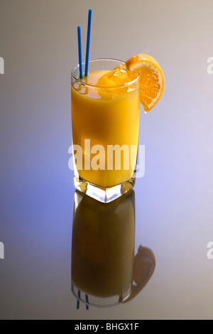 Schraubendreher mit Orange cocktail garnieren auf einfarbigen Hintergrund mit Reflexion Stockfoto