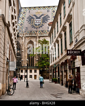 Der Doppeladler der alten Habsburger Monarchie auf dem Dach des gotischen Stefansdom in Wien Stockfoto