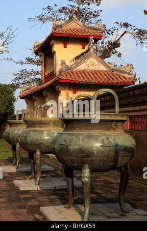 Vietnam, Hue, Zitadelle, Imperial Gehäuse, Mieu Verbindung, rechts Hause, dynastische Urnen Stockfoto