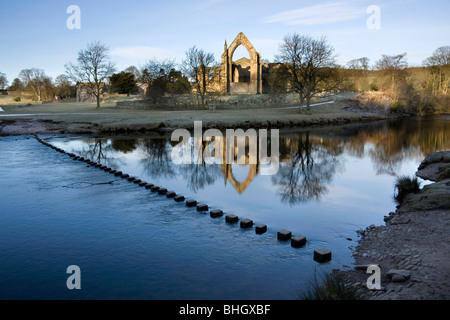 Trittsteine führen zu den Ruinen von Bolton Priory in Wharfedale in den Yorkshire Dales National Park, England, uk Stockfoto