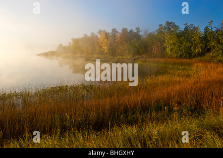 Morgennebel am Ufer des Flusses Vermilion im Frühherbst, Greater Sudbury, Ontario, Kanada Stockfoto