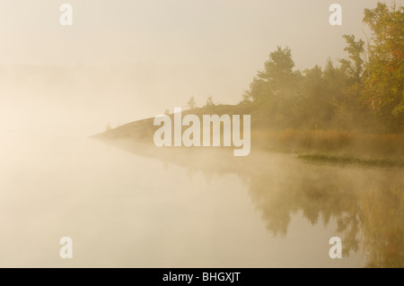 Morgennebel am Ufer des Flusses Vermilion im Frühherbst, Greater Sudbury, Ontario, Kanada Stockfoto