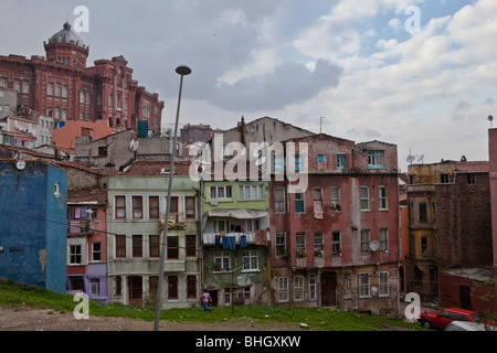 Vordere Häuser und griechischen College in den Straßen des Stadtteils Fener-Balat, Istanbul, Europa, Asien, Eurasien, Türkei. Stockfoto