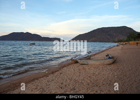 Ein Einbaum Mekoro liegt am Rande des Malawi-Sees in der Ortschaft Chembe, Cape Maclear, Malawi Stockfoto