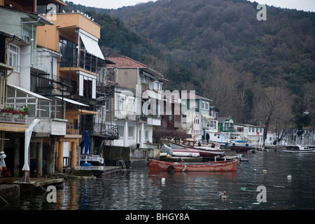 Der Bosporus (Bosporus) und seine Dörfer im Winter (Rumeli Hisarı), Istanbul, Türkei, Mittelmeer, Eurasien, Orient Stockfoto