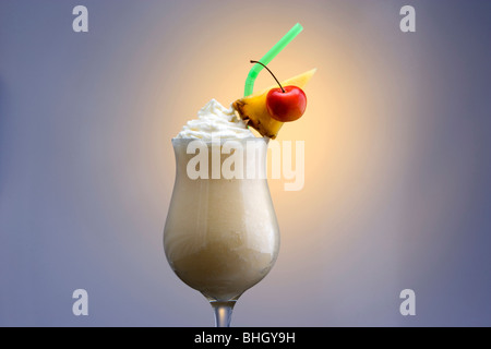 Pina Colada-Mischgetränk auf einfarbigen Hintergrund mit Reflexion Stockfoto