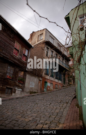 Vordere Häuser und Dächer in den Straßen des Stadtteils Fener-Balat, Istanbul, Europa, Asien, Eurasien, Türkei. Stockfoto