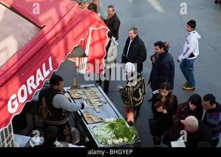 Istanbul Türkei Fisch braten stall in Eminönü lokaler Name Balik Ekmek Fisch-Sandwich, Istanbul, Türkei, Mittelmeer, Eurasien. Stockfoto