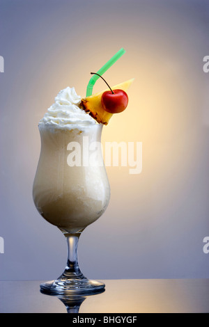 Pina Colada-Mischgetränk auf einfarbigen Hintergrund mit Reflexion Stockfoto