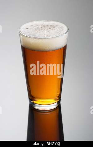 Glas Bier auf eine graue backgeround Stockfoto