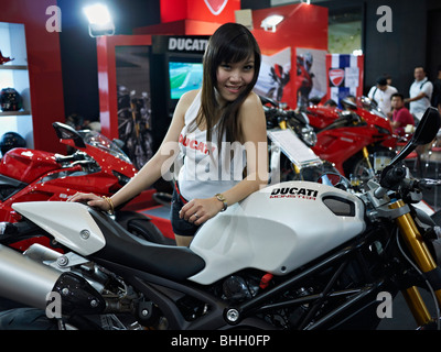 Ducati Monster Motorrad und weibliches Modell am jährlichen Bangkok Motorrad zeigen. S. E. Asien Thailand Stockfoto