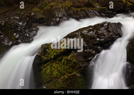 Sol Duc Waterfall in den Regen Wald der Olympic National Park. Sol Duc bedeutet Magie Wasser. Stockfoto