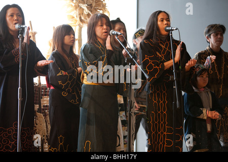 Musik-Performance von "Ainu-Kunstprojekt" in Sapporo Pirka Kotan (Sapporo Ainu Kultur Promotion Centre), Sapporo, Hokkaido. Stockfoto