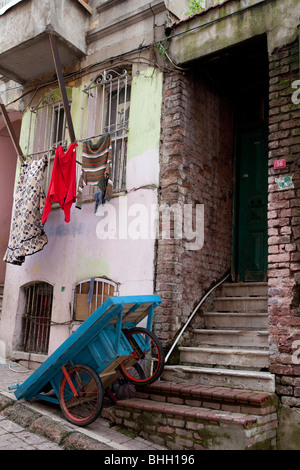 Vordere Häuser mit Kutsche und Linie in den Straßen des Stadtteils Fener-Balat, Istanbul, Europa, Asien, Eurasien, Türkei. Stockfoto