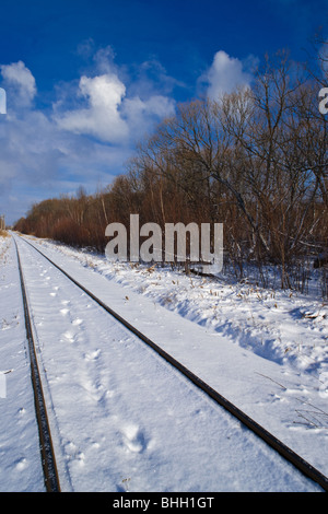 Gleise führen in die Ferne im Schnee. Stockfoto