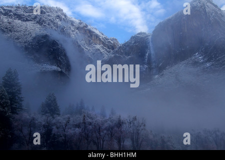 Nebel absteigend auf Tal mit Wasserfall im Hintergrund Stockfoto