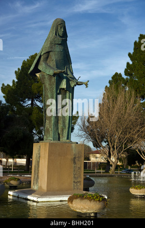 Statue von St. Clare, Civic Center Park, Santa Clara, California, Vereinigte Staaten von Amerika. Stockfoto