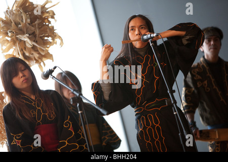 Musik-Performance von "Ainu-Kunstprojekt" in Sapporo Pirka Kotan (Sapporo Ainu Kultur Promotion Centre), Sapporo, Hokkaido. Stockfoto