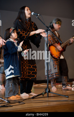 Musik-Performance von "Ainu-Kunstprojekt" in Sapporo Pirka Kotan (Sapporo Ainu Kultur Promotion Centre), Sapporo, Hokkaido. Stockfoto