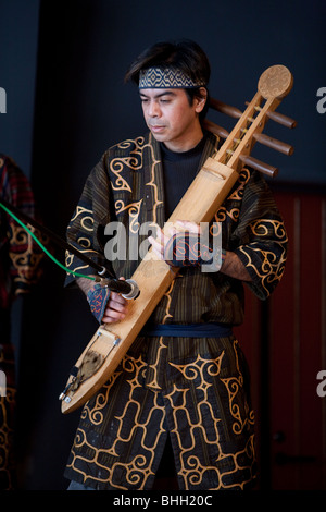 Musik-Performance von "Ainu-Kunstprojekt" in Sapporo Pirka Kotan (Sapporo Ainu Kultur Promotion Centre), Sapporo, Hokkaido. Stockfoto