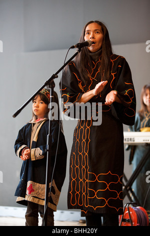 Musik-Performance von "Ainu-Kunstprojekt" in Sapporo Pirka Kotan (Sapporo Ainu Kultur Promotion Centre), Sapporo, Hokkaido. Stockfoto